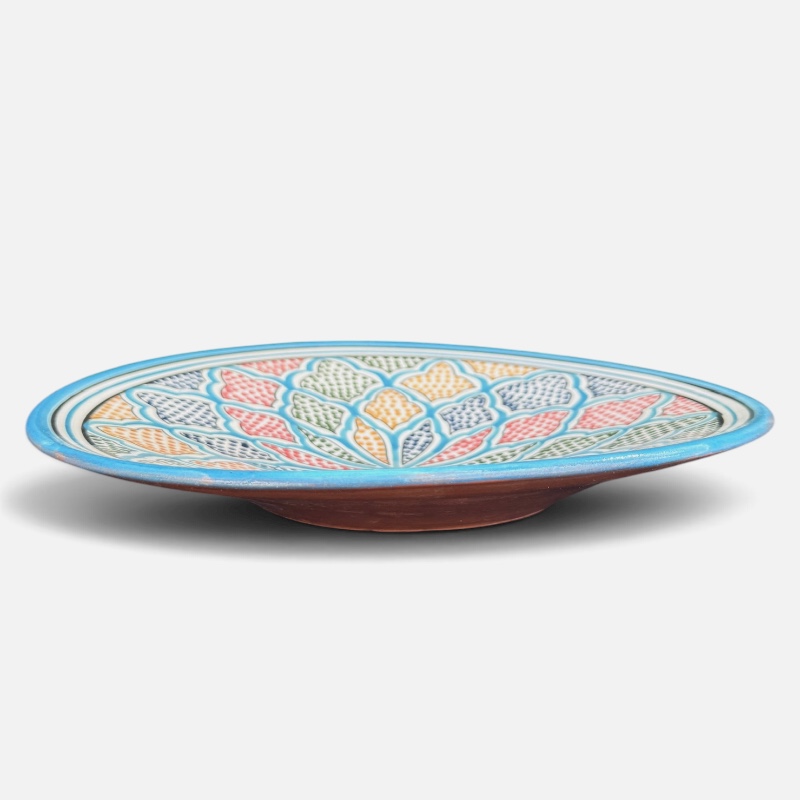 Marokkansk keramikkfat som måler 35 cm i diameter. Lyseblå med røde, gule og grønne prikker. Håndlaget i Marokko.