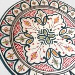 Mørkegrønt marokkansk keramikfad håndlavet i Marokko. Smukke detaljerede mønstre med detaljer i gul og lysegrøn samt røde prikker. Måler 35 cm i diameter.