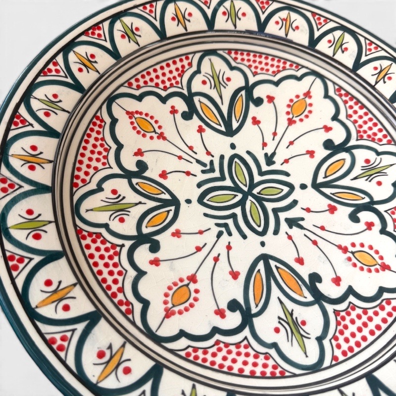 Mørkegrønt marokkansk keramikfad håndlavet i Marokko. Smukke detaljerede mønstre med detaljer i gul og lysegrøn samt røde prikker. Måler 35 cm i diameter.