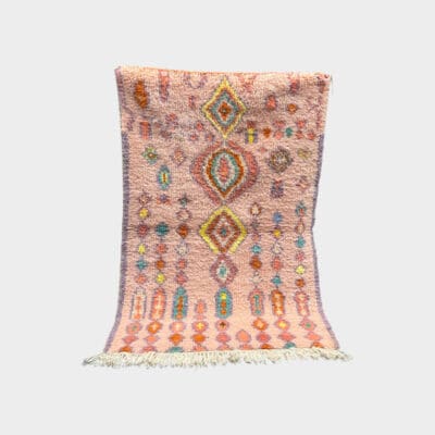 Amaya Beni Ouarain suveren i rosa nyanser