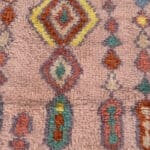Amaya Beni Ouarain suveren i rosa nyanser