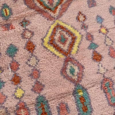 Amaya Beni Ouarain suveren i rosa nyanser