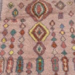 Amaya Beni Ouarain suveren i rosa nyanser