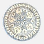 Gråt marokkansk keramikfad håndlavet i Marokko. Smukt detaljeret mønster. Måler 35 cm i diameter.