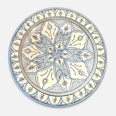 Gråt marokkansk keramikfad håndlavet i Marokko. Smukt detaljeret mønster. Måler 35 cm i diameter.