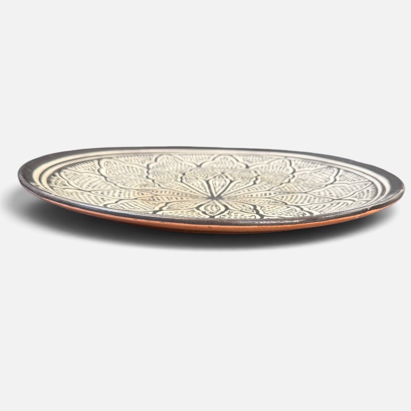 Zwarte Marokkaanse keramische schaal, handgemaakt in Marokko. Prachtig gedetailleerd patroon. Diameter: 35 cm.