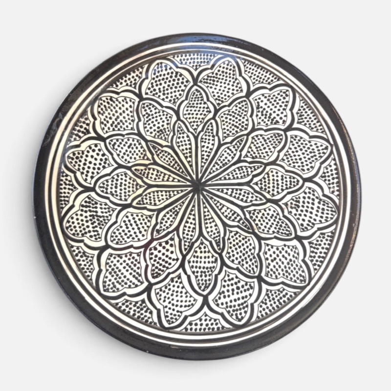 Zwarte Marokkaanse keramische schaal, handgemaakt in Marokko. Prachtig gedetailleerd patroon. Diameter: 35 cm.