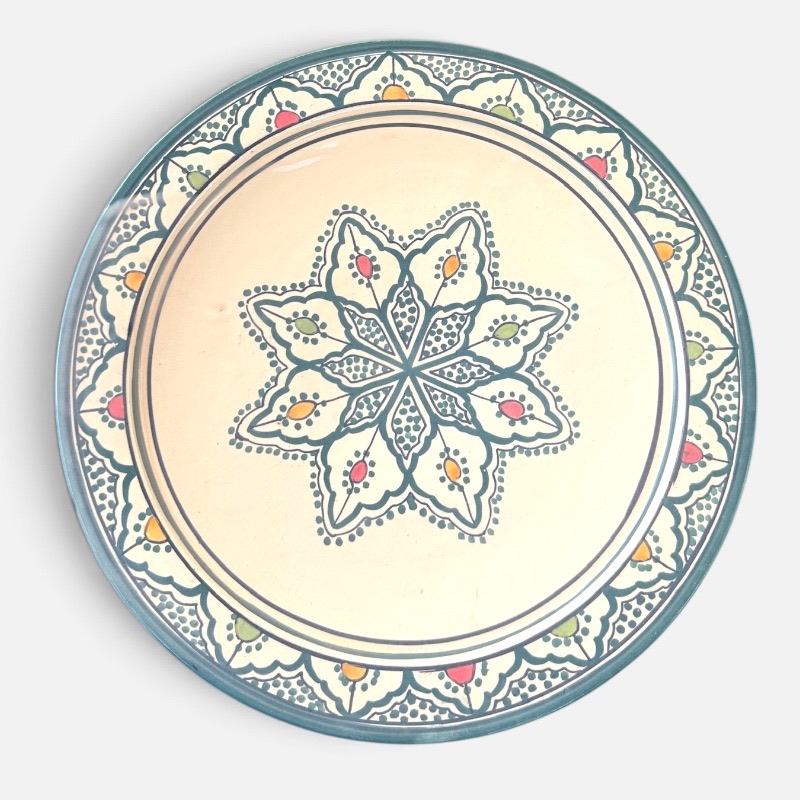 Gråt marokkansk keramikfad håndlavet i Marokko. Smukt detaljeret mønster med detaljer i grøn, gul og rød. Måler 35 cm i diameter.