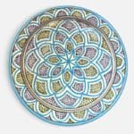 Marokkansk keramikkfat som måler 35 cm i diameter. Lyseblå med grønne og mørkeblå prikker. Håndlaget i Marokko.