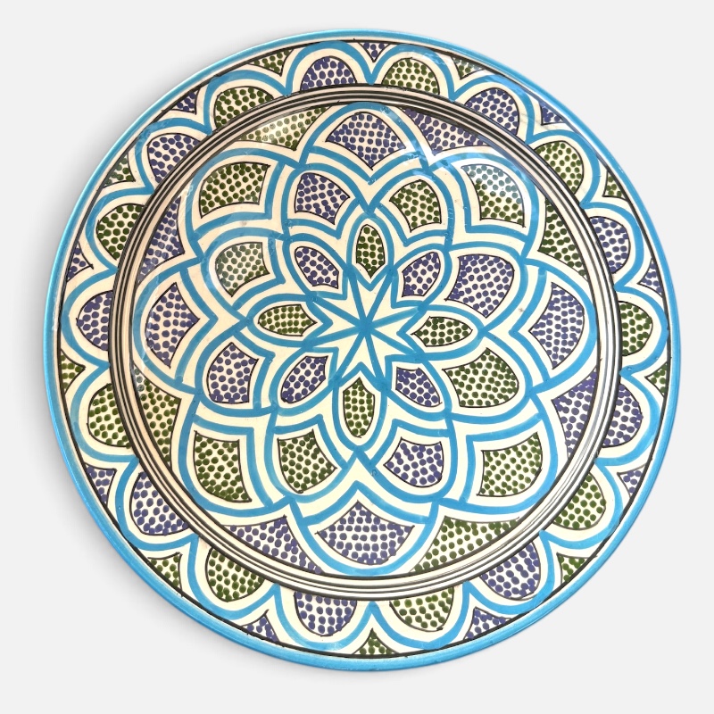 Marokkansk keramikkfat som måler 35 cm i diameter. Lyseblå med grønne og mørkeblå prikker. Håndlaget i Marokko.