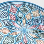 Marokkansk keramikkfat som måler 35 cm i diameter. Lyseblå med røde, gule og grønne prikker. Håndlaget i Marokko.