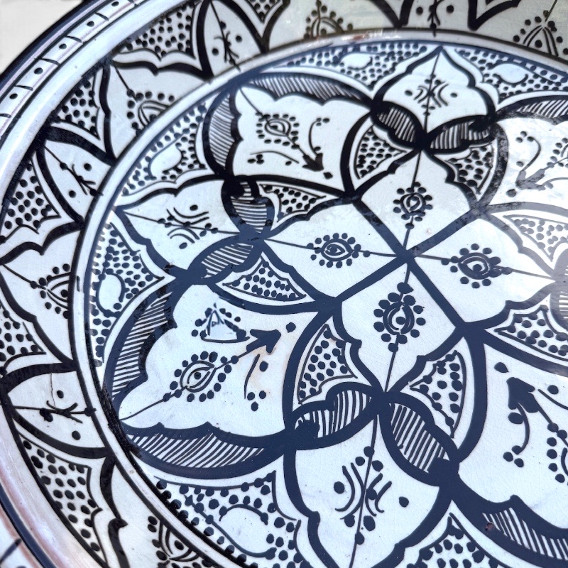 Couscousfat som måler 41 cm. Svart med detaljert mønster.
