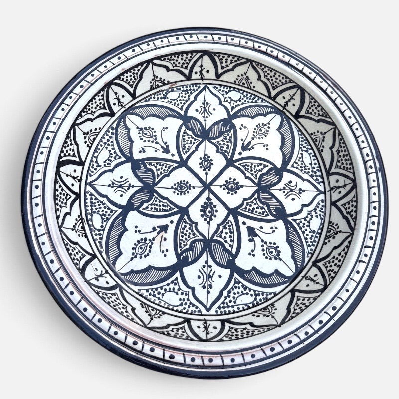 C6E0BC49-5B48-4CB5-9EF3-EDE9569EB23F Couscousfat som måler 41 cm. Svart med detaljert mønster.