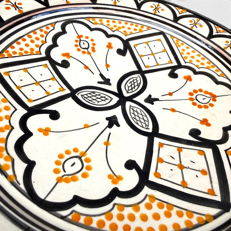 Black ceramic plate with yellow pattern handmade in Morocco. Measures 26 cm.