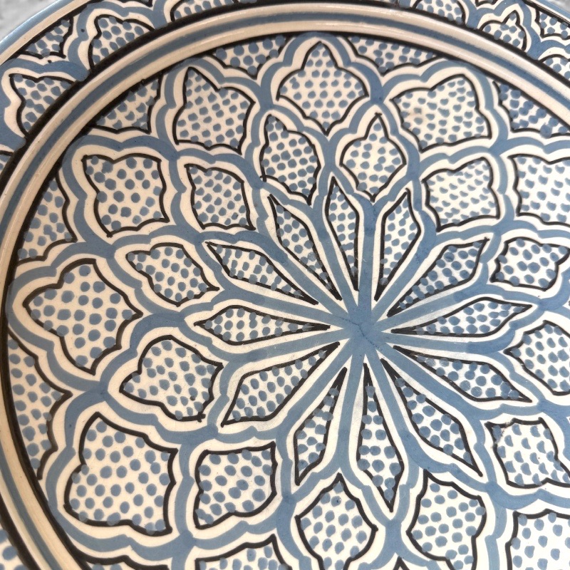 Gråt marokkansk keramikfad håndlavet i Marokko. Smukt detaljeret mønster. Måler 35 cm i diameter.