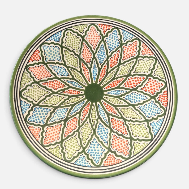 Skovgrønt marokkansk keramikfad håndlavet i Marokko. Smukke detaljerede mønstre med prikker i blå, grøn og rød. Måler 35 cm i diameter.