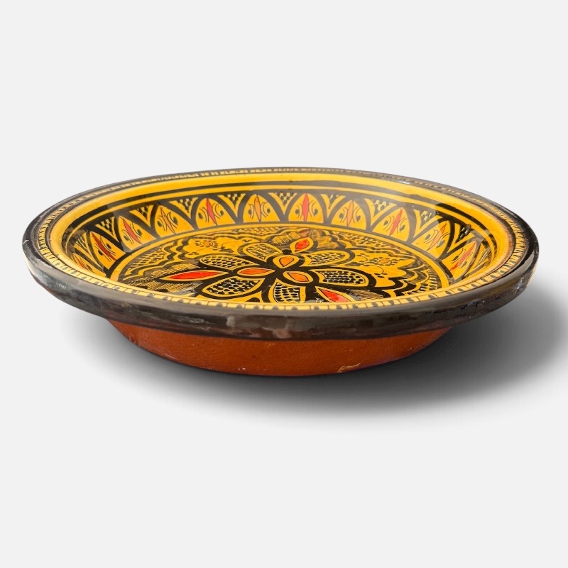 Couscous fad der måler 32 cm. i diameter i gul med et detaljeret mønster med sorte og orange detaljer. Håndlavet i Marokko.