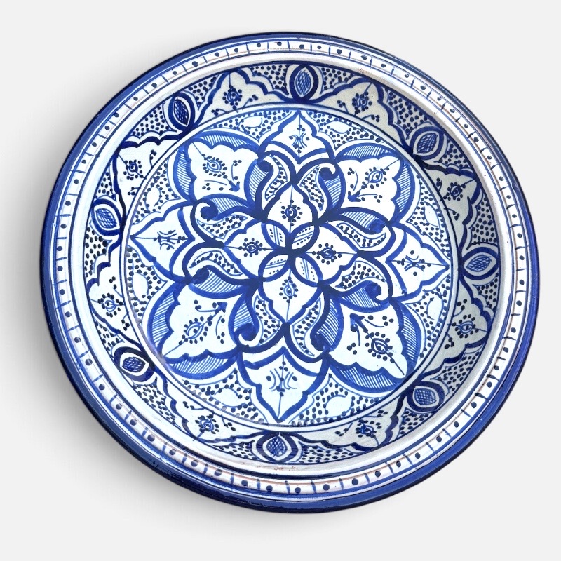 DAD6C89B-5D41-47CA-B564-0ABD3A78A410 Couscousfat som måler 41 cm. Vakker marineblå farge med detaljert mønster.