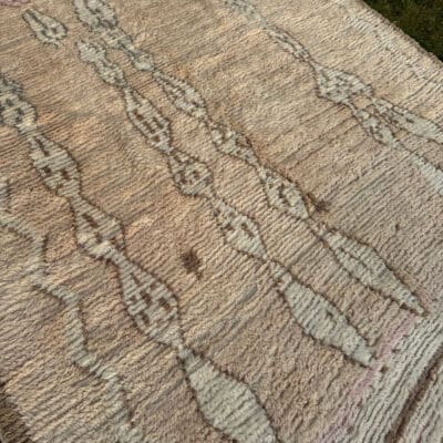 Stort vintage Boujaad tæppe i lyse sarte farver, beige og rosa