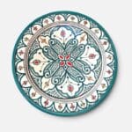 Mørkegrønt marokkansk keramikfad håndlavet i Marokko. Smukke detaljerede mønstre med gule og røde detaljer. Måler 35 cm i diameter.