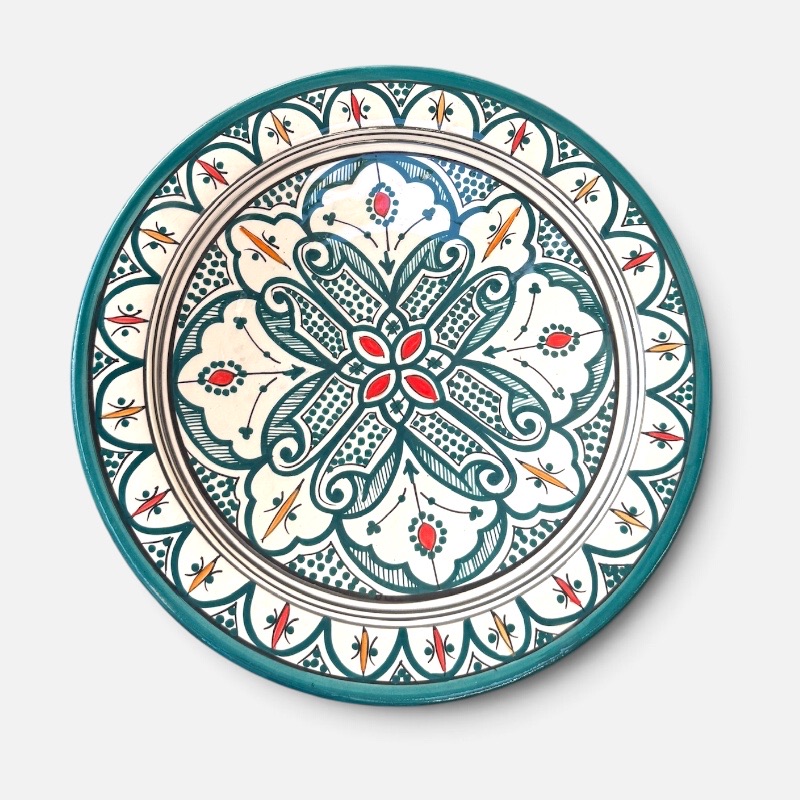 Mørkegrønt marokkansk keramikfad håndlavet i Marokko. Smukke detaljerede mønstre med gule og røde detaljer. Måler 35 cm i diameter.