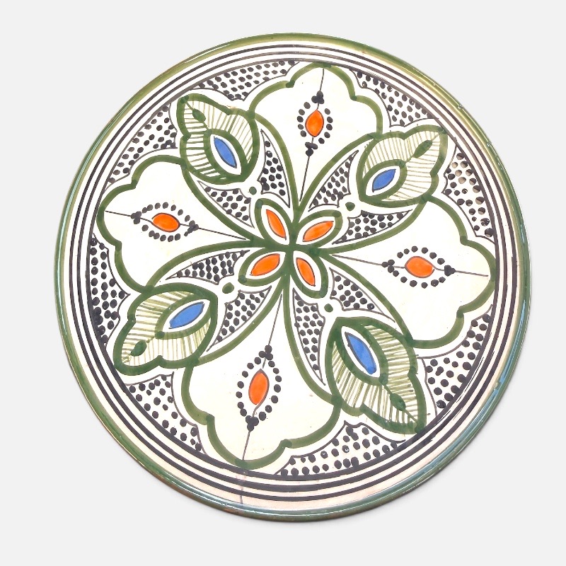 Grøn keramik tallerken med mønster i orange, blå og røde farver håndlavet i marokko. måler 26 cm.
