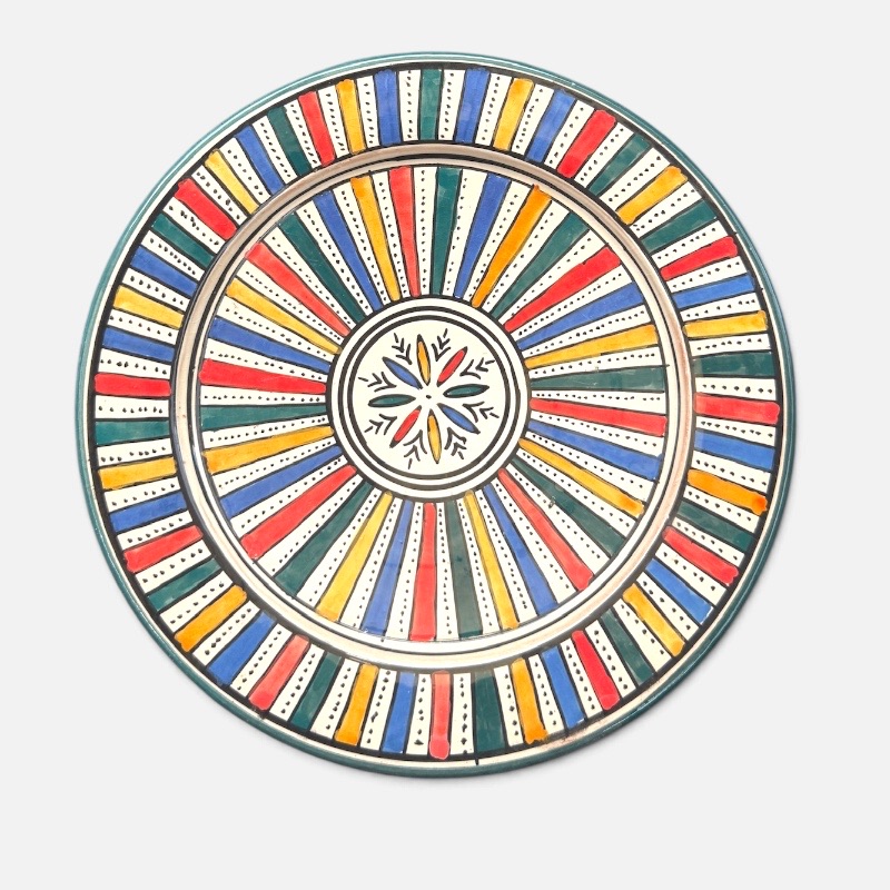 E8C50C63-B64C-4E86-90D2-13822F2B36E9 Grøn tivolifarvet keramik tallerken håndlavet i marokko. måler 26 cm.