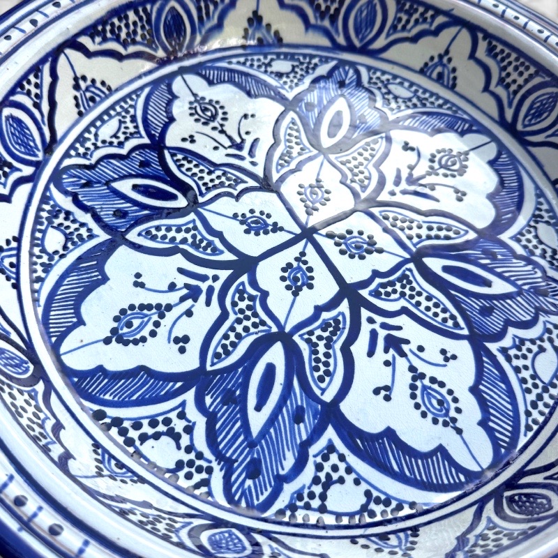 Couscousfat som måler 41 cm. Vakker marineblå farge med detaljert mønster.