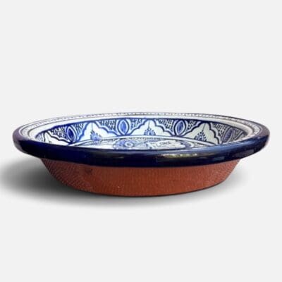 Couscousfat som måler 41 cm. Vakker marineblå farge med detaljert mønster.