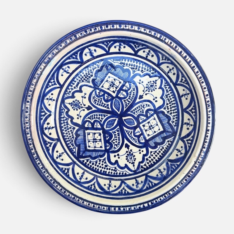 F1C9AFA8-E5A2-4D14-AC57-32EAE131B218 Couscousskål med diameter på 32 cm i marinblått med detaljerat mönster. Handgjord i Marocko.