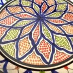 Couscousfat som måler 32 cm i diameter i marineblått med et detaljert karnevalsmønster av grønne og røde prikker. Håndlaget i Marokko.