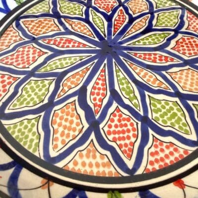 Couscousfat som måler 32 cm i diameter i marineblått med et detaljert karnevalsmønster av grønne og røde prikker. Håndlaget i Marokko.
