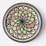Couscous fad der måler 32 cm. i diameter i mørkegrøn med et detaljeret mønster i tivolistil med grønne og røde detaljer. Håndlavet i Marokko.