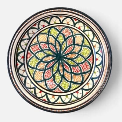 Couscous fad der måler 32 cm. i diameter i mørkegrøn med et detaljeret mønster i tivolistil med grønne og røde detaljer. Håndlavet i Marokko.