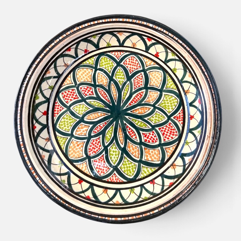 Couscous fad der måler 32 cm. i diameter i mørkegrøn med et detaljeret mønster i tivolistil med grønne og røde detaljer. Håndlavet i Marokko.