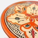 orange keramik tallerken med røde og grønne detaljer håndlavet i marokko, måler 26 cm