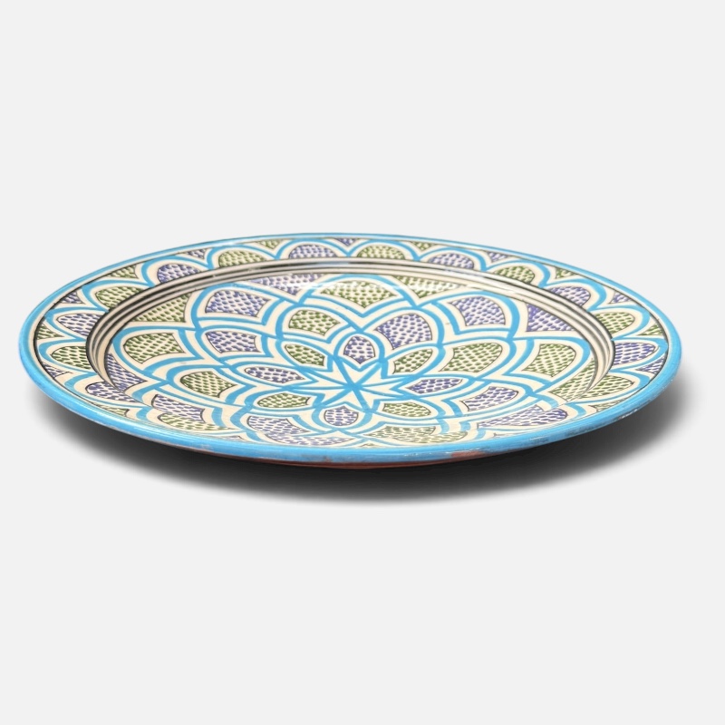 Marokkansk keramikkfat som måler 35 cm i diameter. Lyseblå med grønne og mørkeblå prikker. Håndlaget i Marokko.