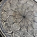 Zwarte Marokkaanse keramische schaal, handgemaakt in Marokko. Prachtig gedetailleerd patroon. Diameter: 35 cm.