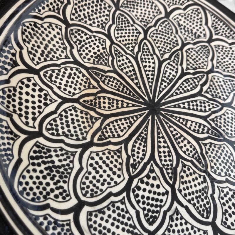 Zwarte Marokkaanse keramische schaal, handgemaakt in Marokko. Prachtig gedetailleerd patroon. Diameter: 35 cm.