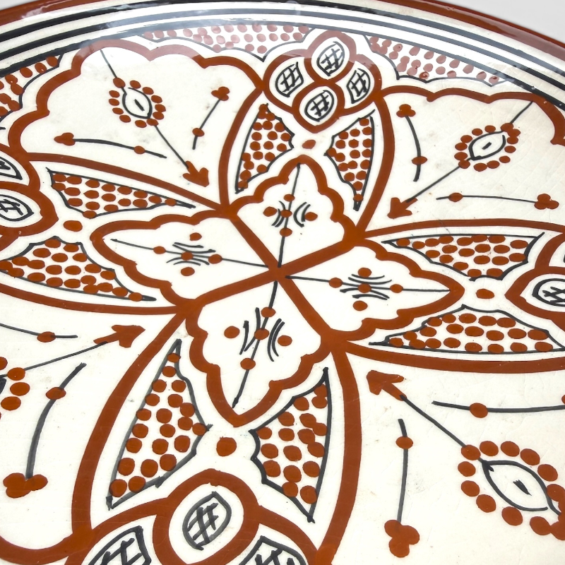 brun keramikktallerken håndlaget i Marokko. måler 26 cm
