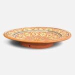 Assiette en céramique ocre ornée de détails rouges et verts, fabriquée à la main au Maroc. Dimensions : 26 cm.