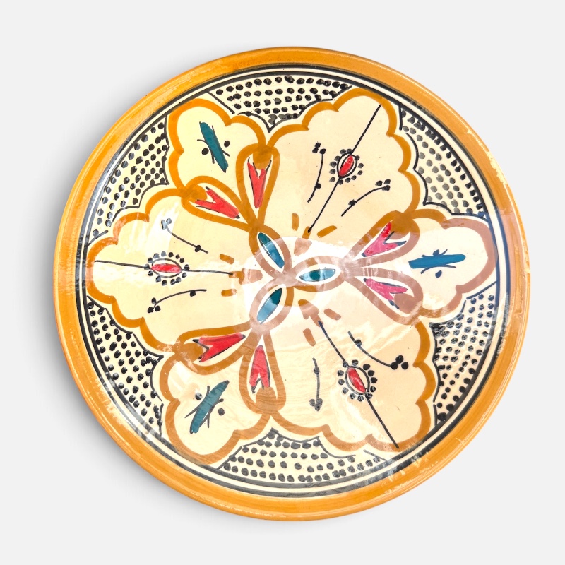 Assiette en céramique couleur ocre avec des détails couleur pétrole et orange, fabriquée à la main au Maroc, mesurant 26 cm.