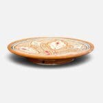 Assiette en céramique couleur ocre avec détails rouges, fabriquée à la main au Maroc, mesurant 26 cm.