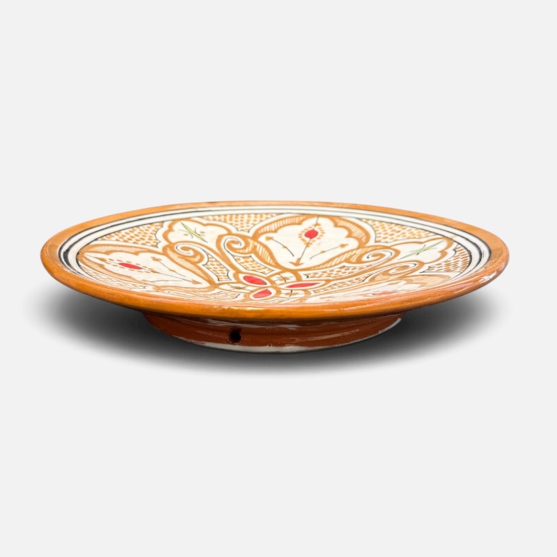 Assiette en céramique couleur ocre avec détails rouges, fabriquée à la main au Maroc, mesurant 26 cm.