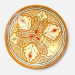 Assiette en céramique ocre avec détails rouges, fabriquée à la main au Maroc, mesurant 26 cm