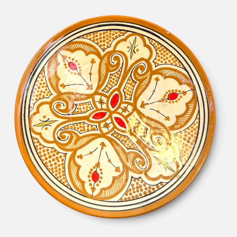 Assiette en céramique ocre avec détails rouges, fabriquée à la main au Maroc, mesurant 26 cm