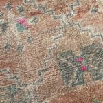 Rosalie_ vintage Boujaad tapijt in crème- en roze tinten