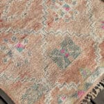Rosalie_ vintage Boujaad tapijt in crème- en roze tinten