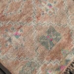 Rosalie_ vintage Boujaad tapijt in crème- en roze tinten