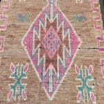 ZAHRA løber vintage berbertæppe i rosa, turkise og beige nuancer